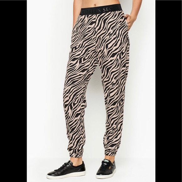 NWT Victoria’s Secret High Waist Fleece Jogger - Picture 2 of 4